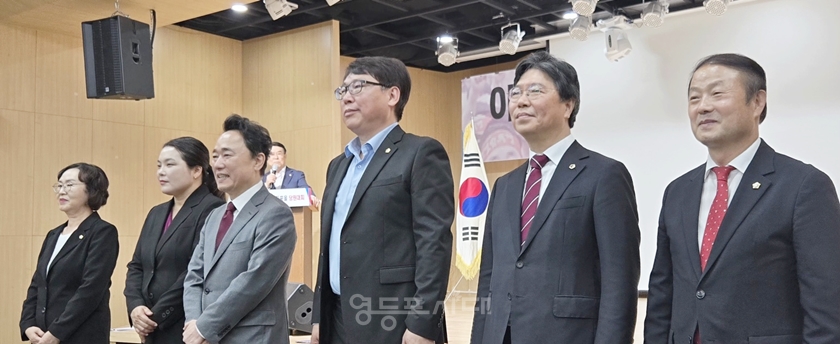 ▲국민의힘 영등포을 당원 단합대회에 참석한 박용찬 위원장(왼쪽에서 두 번째)과 시·구의원/이미지=국민의힘 영등포을 당원협의회 제공