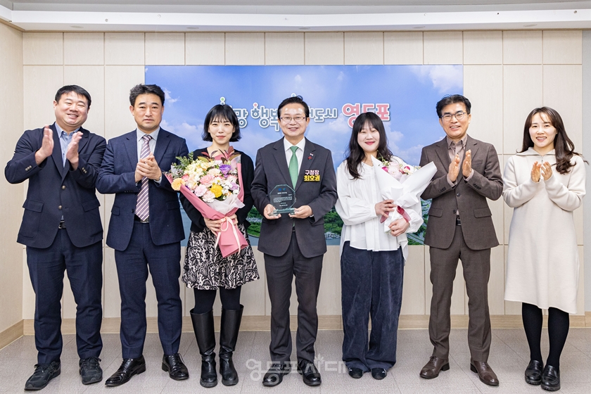 ▲서울시 출입 기자단이 선정하는 ‘올해의 자치구상’ 공동 1위에 선정된 영등포구 최호권 구청장과 관계자들이 기념 촬영을 하고 있다./이미지=영등포구 제공