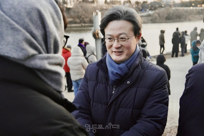 ▲채현일 국회의원이 선유도를 찾은 구민과 반갑게 인사를 나누고 있다/이미지=채현일 의원 페이스북 갈무리