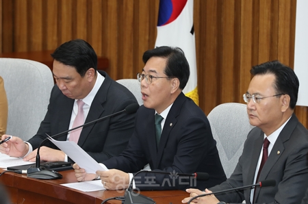 ▲송언석 원내대표(가운데)가 1월 6일 국회에서 열린 원내대책회의 모두 발언에서 “‘2특 1조’를 반드시 관철하겠다”라고 강조하고 있다. Ⓒ영등포시대