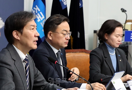 ▲조국혁신당 조국 ‘끝까지간다 위원회’ 조국 위원장(왼쪽)이 1월 7일 국회에서 회의를 열고 검찰개혁의 핵심을 강조하고 있다. Ⓒ영등포시대