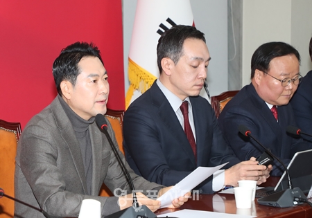 ▲장동혁 국민의힘 대표(왼쪽)가 8일 국회에서 열린 최고위원회의 모두 발언에서 이재명 대통령의 중국 방문 결과에 대해 혹평하고 있다. Ⓒ영등포시대 