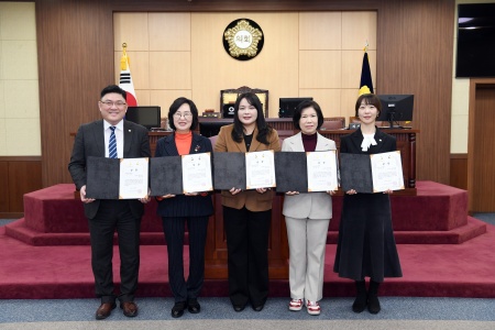 제17회 2025 지방의원 매니페스토 약속대상을 수상한 영등포구의회 의원들. 왼쪽부터 남완현·우경란·차인영·이순우·김지연 의원.