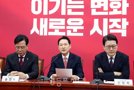 ▲장동혁 대표(가운데) “권력의 눈치만 살피는 경찰을 더 이상 믿을 수 없다. 살아있는 권력을 제대로 수사하기 위해 반드시 특검이 필요하다”라고 목소리를 높이고 있다.ⓒ영등포시대