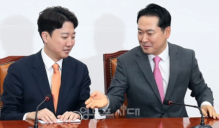 ▲장동혁 대표(오른쪽)가 이준석 대표(왼쪽)에게 먼저 발언할 것을 권하고 있다. ⓒ영등포시대