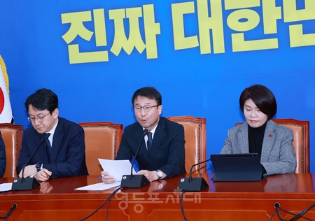 ▲한병도 신임 원내대표(가운데)가 1월 13일 국회에서 열린 원내대책회의 모두 발언에서 “중대범죄수사청법과 관련해 당과 정부 사이에 이견 없다”라고 밝히고 있다. Ⓒ영등포시대 