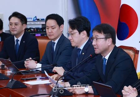 ▲한병도 민주당 원내대표(오른쪽)가 15일 국회에서 열린 정책조정회의 모두 발언에 앞서 국회는 “오늘 본회의에서 2차 종합 특검법을 처리한다”라고 밝히고 있다.Ⓒ