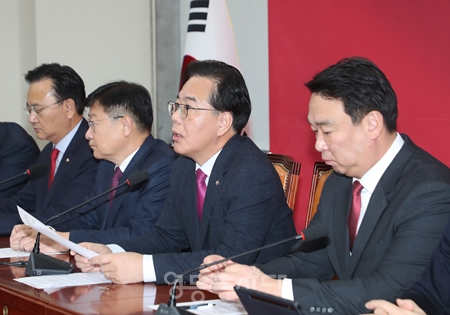 ▲송언석 국민의힘 대표(오른쪽에서 두 번째)가 20일 국회에서 열린 원내대책회의 모두 발언에서 “‘쌍특검 수용’과 ‘이혜훈 장관 후보자 지명 철회’를 촉구하고 있다.Ⓒ영등포시대 