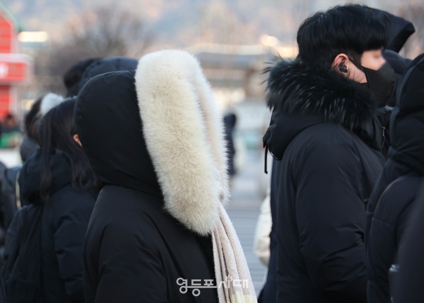 ▲20일 광화문역 인근, 시민들이 두꺼운 외투와 모자 마스크 등으로 중무장 한 채 걸음을 재촉하고 있다. Ⓒ영등포시대