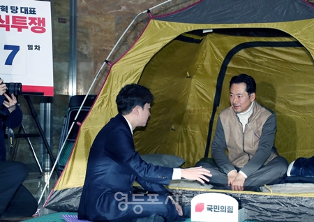 ▲이준석 개혁신당 대표가 1월 21일 장동혁 국민의힘 대표 단식 농성장을 방문해 “장기 투쟁에 대한 우려를 나타내고 장 대표가 건강을 추슬러 줄 것”을 권하고 있다. Ⓒ영등포시대 