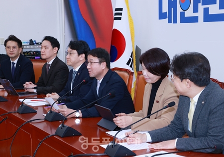 ▲한병도 민주당 원내대표(오른쪽에서 세 번째)가 22일 국회에서 열린 정책조정회의 모두 발언에서 한덕수 전 총리에 대한 선고 형량에 대해 “당연한 판결이고 사필귀정이다”라 강조하고 있다. Ⓒ영등포시대 