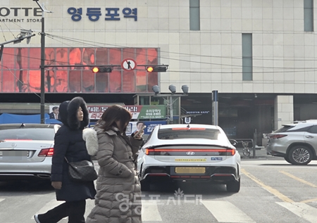 ▲방한복으로 완전무장한 시민들이 영등포역 앞 건널목을 건너고 있다.Ⓒ영등포시대 