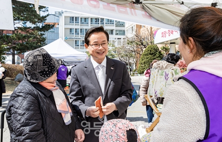 ▲최호권 영등포구청장이 상생 장터 상인들과 대화를 나누고 있다.(@영등포구)