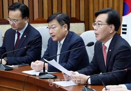 ▲송언석 원내대표(오른쪽)가 31일 국회에서 열린 원내대책회의 모두 발언에서 29일 정부가 발표한 부동산 정책에 대해 “실효성이 떨어진다”라며 강하게 비판하고 있다. ⓒ영등포시대 