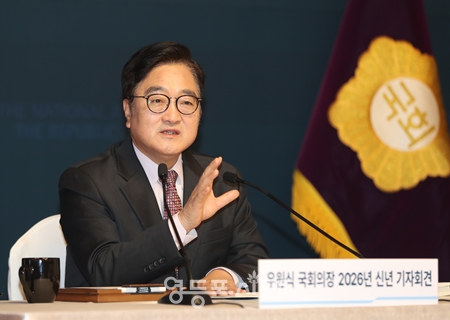 ▲우원식 국회의장이 2월 5일 국회 사랑재에서 2026년 신년 기자회견을 열고 취임 후 주요 성과를 설명한 후 앞으로의 계획을 밝히고 있다./이미지=공동취재