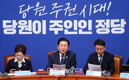 ▲정청래 대표(가운데)가 6일 국회에서 열린 최고위원회의 모두 발언에서 대미투자특별법 처리를 위해 국민의힘의 초당적 협조를 촉구하고 있다. Ⓒ영등포시대