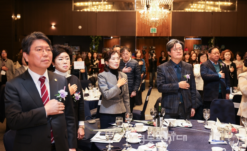 ▲2026 서울시 국공립 제18대~19대 회장 이·취임식’에 참석한 채현일 국회의원(오른쪽에서 두 번째)과 도문열 시의원(왼쪽)이 국민의례를 하고 있다./이미지=서울시 국공립어린이