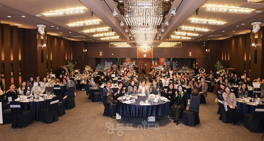 ▲2026 서울시 국공립 제18대~19대 회장 이·취임식’에 참석한 관계자들이 포즈를 위하고 있다./이미지=서울시 국공립어린이집 연합회 제공