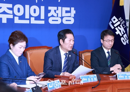 ▲정청래 대표(가운데)가 11일 국회에서 열린 최고위원회의 모두 발언에서 “조국혁신당과의 합당 논의는 중단하고 지방선거 후 통합 추진을 천명했다”라고 밝히고 있다. Ⓒ영등포시대