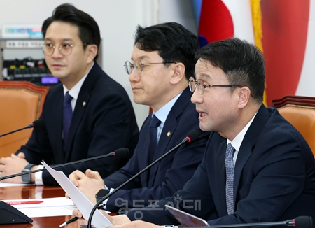 ▲한병도 원내대표(오른쪽)가 3월 2일 오전 국회에서 현안 기자간담회를 열고 국민의힘에 대미투자특별법 처리에 협조할 것을 촉구하고 있다. Ⓒ영등포시대 