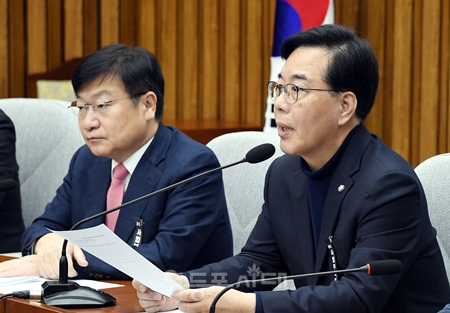 ▲송언석 원내대표(오른쪽)가 3월 3일 국회에서 열린 원내대책회의 모두 발언에서 “이재명 정권이 행정‧입법 권력이 사법권을 통제·장악해서 민주주의를 퇴행시키고 있다”라고 주장하고 있다. Ⓒ영등포시대