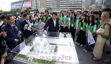 ▲오세훈 서울시장이 2025년 6월 8일 ‘유엔 참전국 후손 교류캠프’에 참가한 130명을 광화문광장으로 초청해 ‘감사의 정원’의 의미를 설명하고 있다/이미지=서울시 제공