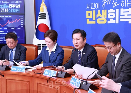 ▲정청래 대표(오른쪽에서 두 번째)가 9일 국회에서 열린 최고위원회의 모두 발언에서 “억울한 컷오프 없고, 부적격자 공천 없고, 낙하산 공천 없고, 부정부패 없는 4무 공천”을 강조하고 있다. Ⓒ영등포시대