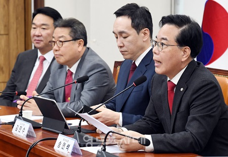 ▲송언석 원내대표(오른쪽)가 9일 국회에서 열린 최고위원회의 모두 발언에서 “1,500원을 넘나드는 고환율도 물가 상승을 자극하는 핵심 요인이다”라고 밝히고 있다. Ⓒ영등포시대