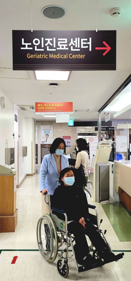 체계적인 돌봄서비스를 받을 수 있는 노인진료센터(@서울시)