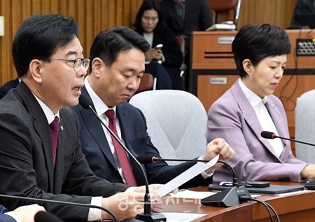 ▲송언석 원내대표(왼쪽)가 13일 대책회의 모두 발언에서 “이재명 대통령의 재판을 지우기 위한 공소 취소를 위해 대통령의 핵심 실세가 직접 움직였다는 것이다”라고 주장하고 있다.Ⓒ영등포시대