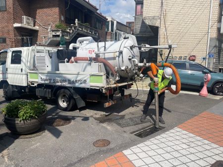 빗물받이 준설 작업 중인 모습(@영등포구)