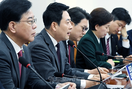 ▲장동혁 국민의힘 대표(왼쪽에서 두 번ㅉ)가 26일 국회에서 열린 최고위원회의 모두 발언에서 “정부는 에너지 수급과 물가 안정에 정부의 사활을 걸어야 한다”라고 촉구하고 있다.Ⓒ영등포시대