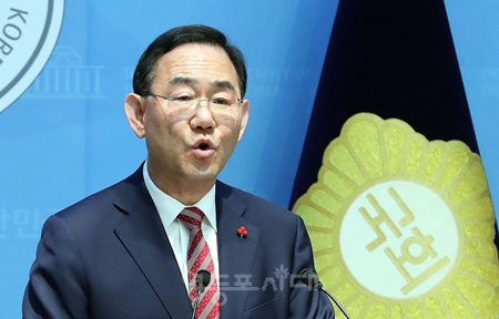 ▲주호영 국회부의장이 26일 국회 소통관에서 기자회견을 열고 6·3 지방선거 국민의힘 대구시장 후보 공천에서 배제된 것에 대해 서울남부지방법원에 효력정지 가처분 신청을 제출했다고 밝히고 있다. Ⓒ영등포시대 