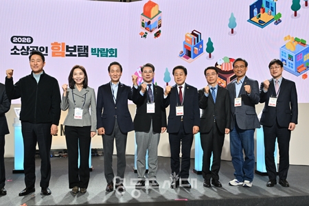 ▲김수현 기자 서울시가 주최하고 서울신용보증재단이 주관한 ‘2026 소상공인 힘보탬 박람회’에 참석한 오세훈 서울시장(왼쪽)과 관계자들이 기념 촬영을 하고 있다. Ⓒ서울시의회 