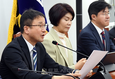 ▲한병도 원내대표(왼쪽)가 7일 국회에서 열린 원내대책회의 모두 발언에서 “가장 중요한 것은 26조원 규모의 전쟁 추경 신속 처리다”라고 강조하고 있다. Ⓒ영등포시대