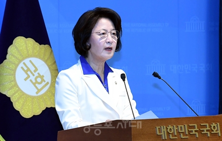 ▲민주당 경기도지사 후보 경선에서 김동연, 한준호 후보를 물리치고 본선 진출권을 거머쥔 추미애 의원이 7일 국회 소통관에서 기자회견을 하고 있다. Ⓒ영등포시대