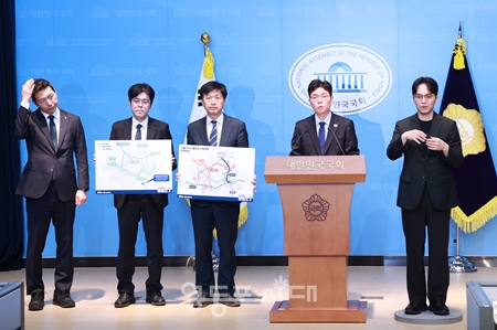 ▲정원오 서울시장 후보(오른쪽에서 두 번째)가 7일 오전 국회 소통관에서 기자회견을 열고 ‘중단없는 철도망, 차별 없는 지역 발전, 경계 없는 광역교통, 메가도시 서울’ 교통 공약을 발표하고 있다.Ⓒ영등포시대