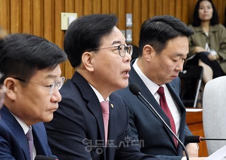 ▲송언석 원내대표(왼쪽에서 두 번째)가 5월 8일 국회에서 열린 원내대책회의 모두 발언에서 이재명 대통령이 SNS에 올린 ’부동산 관련 글‘에 대해 강하게 비판하고 있다. Ⓒ영등포시대