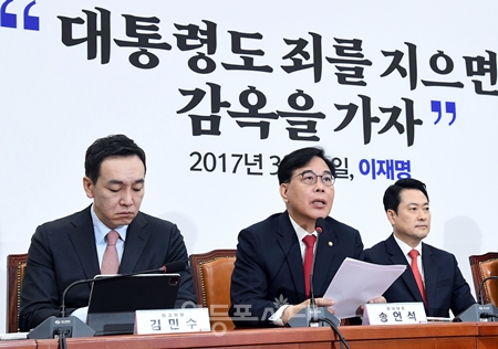 ▲송언석 원내대표(가운데)가 5월 11일 국회에서 열린 최고위원회의 모두 발언에서 정부의 나무호 피격사건에 대한 대응과 부동산 정책에 대해 강하게 비판하고 있다. ⓒ영등포시대