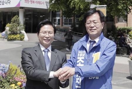 ▲결선 투표를 앞두고 지지를 선언한 이승훈 영등포구청장 예비 후보와 기념촬영을 하고 있다/페이스북 갈무리