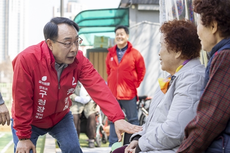 ▲최웅식 국민의힘 영등포구청장 후보가 게이트볼장을 찾아 선거운동을 하고 있다./최웅식 후보 캠프 제공