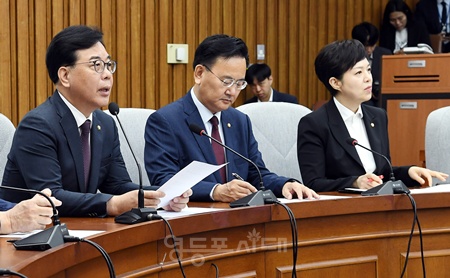▲송언석 원내대표(왼쪽)가 5월 12일 국회에서 열린 최고위원회의 모두 발언에서 공소 취소 특검에 대해 강하게 비판하고 있다. ⓒ영등포시대