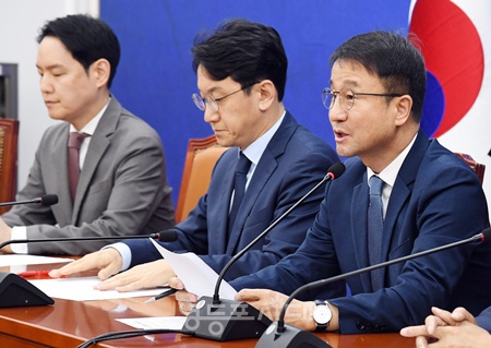 ▲한병도 원내대표가 14일 국회에서 열린 정책조정회의 모두 발언에서 장동혁 대표의 페이스북 내용에 대해 강하게 비판하고 있다.ⓒ영등포시대
