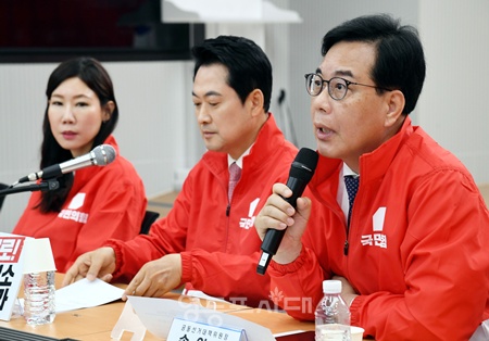 ▲송언석 국민의힘 6.3 지방선거 공동선거대책위원장이 22일 국회에서 열린 중앙선거대책위원회 모두발언에서 정원오 민주당 서울시장 후보의 발언을 문제 삼아 강하게 비판하고 있다. ⓒ영등포시대