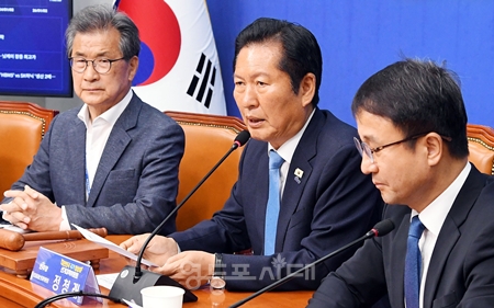 ▲정청래 위원장(가운데)이 6월 3일 국회에서 열린 중앙선거대책위원회의에서 “투표 참여로 민주주의의 꽃을 더 활짝 피우자”라며 “투표해 달라”라고 호소하고 있다. ⓒ영등포시대 