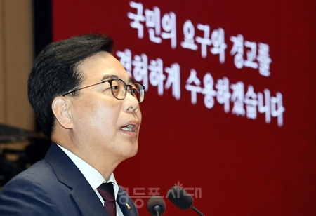 ▲송언석 국민의힘 원내대표가 4일 국회에서 열린 긴급 의원총회에서 이번 선거 결과에 대해 “겸허하게 받아들이며, 정말 현명한 국민의 위대한 승리”라고 밝히고 있다. ⓒ영등포시대