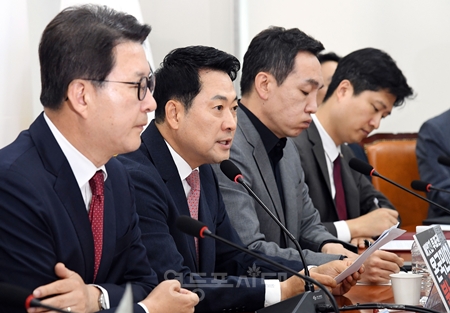 ▲장동혁 대표(왼쪽에서 두 번째)가 6월 8일 국회에서 열린 최고위원회의 모두 발언에서 “민주당 ‘국정조사’의 진정성을 믿기 어렵다”라고 밝히고 있다. ⓒ영등포시대
