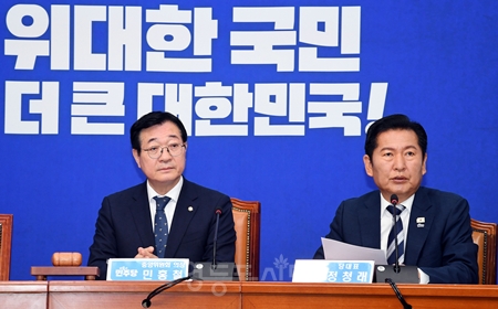 ▲정청래 민주당 대표(오른쪽)가 16일 국회에서 제6차 중앙위원회의를 열고 “민주주의”를 강조하며 중앙위원회 개최의 배경을 밝히고 있다. ⓒ영등포시대
