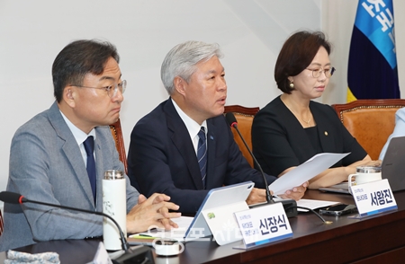 ▲서왕진 조국혁신당 원내대표(가운데)가 6월 9일 국회에서 열린 의원총회 모두발언에서 “주권자 앞에 더 낮은 자세로 철저히 성찰하겠다”라고 밝히고 있다. ⓒ영등포시대