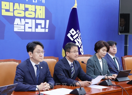 ▲한병도 원내대표(왼쪽에서 두 번째)가 6월 9일 국회에서 열린 원내대책회의 모두발언에서 투표용지 부족 사태에 대해 “국회는 가장 신속하게 국정조사를 진행하겠다”라고 밝히고 있다. ⓒ영등포시대